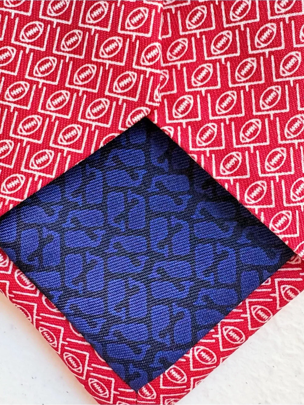 Vineyard Vines Boys Football Tie, silk, Red & White Christmas, holidays